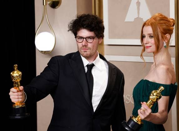 Entertainment Bilder des Tages (L-R) Daniel Roher and Odessa Rae, winners of the award for Best Documentary Feature Film for NAVALNY, appear backstage with their Oscars during the 95th annual Academy Awards at Loews Hollywood Hotel in the Hollywood section of Los Angeles on Sunday, March 12, 2023.  LAP20230312188 JOHNxANGELILLO