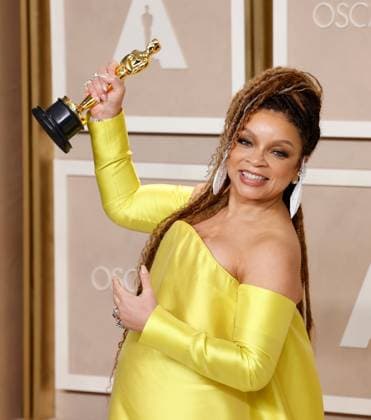 Entertainment Bilder des Tages Ruth E. Carter, winner of the award for Best Costume Design for Black Panther: Wakanda Forever, appears backstage with her Oscar during the 95th annual Academy Awards at Loews Hollywood Hotel in the Hollywood section of Los Angeles on Sunday, March 12, 2023.  LAP20230312190 JOHNxANGELILLO