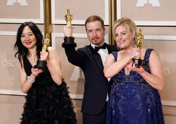 Entertainment Bilder des Tages (L-R) Judy Chin, Adrien Morot and Annemarie Bradley, winners of the award for Best Makeup and Hairstyling for The Whale??? appear backstage with their Oscar during the 95th annual Academy Awards at Loews Hollywood Hotel in the Hollywood section of Los Angeles on Sunday, March 12, 2023.  LAP20230312195 JOHNxANGELILLO