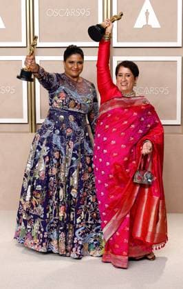 Entertainment Bilder des Tages (L-R) Kartiki Gonsalves and Guneet Monga, winners of the award for Best Documentary Short Subject for The Elephant Whisperers, appear backstage with their Oscars during the 95th annual Academy Awards at Loews Hollywood Hotel in the Hollywood section of Los Angeles on Sunday, March 12, 2023.  LAP20230312210 JOHNxANGELILLO