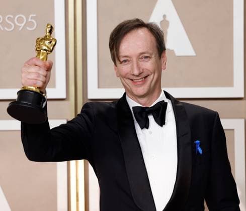 Entertainment Themen der Woche KW10 Entertainment Bilder des Tages Volker Bertelmann, winner of the award for Best Original Score for All Quiet On The Western Front,??? appears backstage with his Oscar during the 95th annual Academy Awards at Loews Hollywood Hotel in the Hollywood section of Los Angeles on Sunday, March 12, 2023.  LAP20230312219 JOHNxANGELILLO