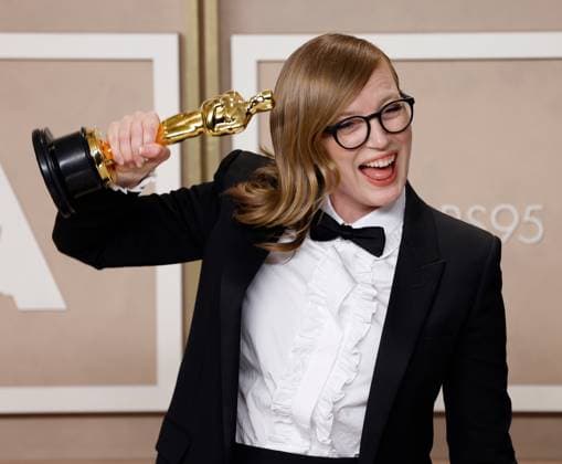 Entertainment Themen der Woche KW10 Entertainment Bilder des Tages Sarah Polley, winner of the award for Best Adapted Screenplay for Women Talking, appears backstage with her Oscar during the 95th annual Academy Awards at Loews Hollywood Hotel in the Hollywood section of Los Angeles on Sunday, March 12, 2023.  LAP20230312241 JOHNxANGELILLO