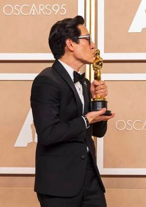 Ke Huy Quan poses with his Oscar for Best Supporting Actor for the film Everything Everywhere All at Once , in the press room of the 95th edition of the Academy Awards ceremony, at the Dolby Theater in Hollywood, USA, 12 March 2023. 95th edition of the Academy Awards in Hollywood !ACHTUNG: NUR REDAKTIONELLE NUTZUNG!  Copyright: xArmandoxArorizox AME1916 20230313-fdf31af366547847febafeaa238b133b500b5a0b