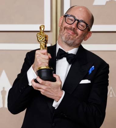 Entertainment Themen der Woche KW10 Entertainment Bilder des Tages Edward Berger, winner of the award for Best International Feature Film for All Quiet on the Western Front???, appears backstage with his Oscar during the 95th annual Academy Awards at Loews Hollywood Hotel in the Hollywood section of Los Angeles on Sunday, March 12, 2023.  LAP20230312264 JOHNxANGELILLO