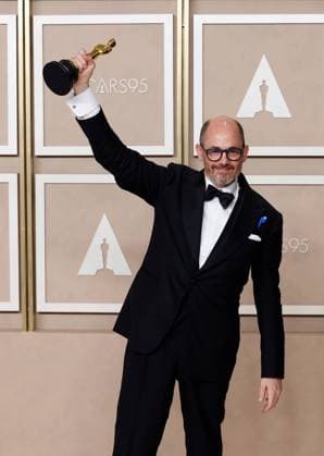 Bilder des Jahres 2023, Entertainment 03 März Entertainment Themen der Woche KW10 Entertainment Bilder des Tages Edward Berger, winner of the award for Best International Feature Film for All Quiet on the Western Front???, appears backstage with his Oscar during the 95th annual Academy Awards at Loews Hollywood Hotel in the Hollywood section of Los Angeles on Sunday, March 12, 2023.  LAP20230312265 JOHNxANGELILLO