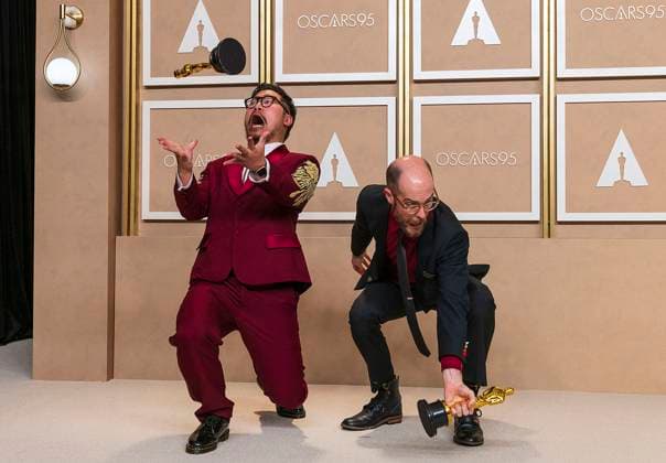 Entertainment Bilder des Tages Daniel Kwan and Daniel Scheinert, known as The Daniels, pose with their Best Director Oscars for their work on Everything Everywhere All at Once , in the press room of the 95th edition of the Academy Awards ceremony, at the Dolby Theater in Hollywood, USA, 12 March 2023. 95th edition of the Academy Awards in Hollywood !ACHTUNG: NUR REDAKTIONELLE NUTZUNG!  Copyright: xArmandoxArorizox AME1965 20230313-b26a561deaac7d5f82411f5f160ff2d7bdd477ce