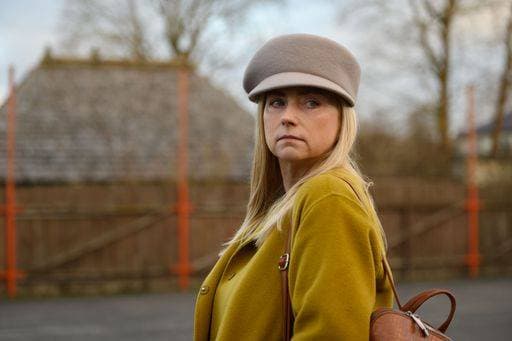 RECORD DATE NOT STATED An elegant woman in seasonal fall clothing , warm wool jacket and fleece newsboy cap *** An&Verkauf Elegante Frau ÊIn saisonal herabfallen Bekleidung , warme Wolle Jackett und Vlies newsboy Mütze 10524256 ,model released, Symbolfoto