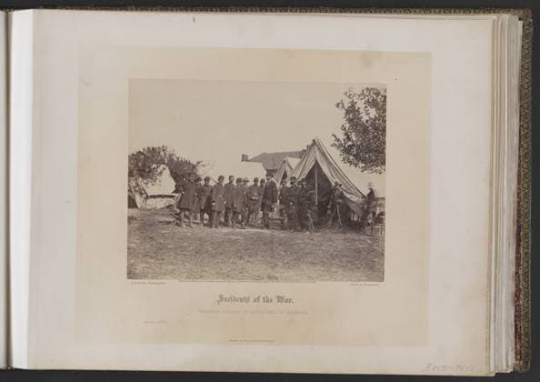 RECORD DATE NOT STATED President Lincoln on battle-field of Antietam, October 3, 1862 Alex. Gardner, photographer.. Illustration in: Gardner s photographic sketch book of the war Alexander Gardner. Washington, D.C. : Philp & Solomons, 1865-66 , v. 1, Title from item, Ostendorf no. 62, Published in: Lincoln s photographs: a complete album by Lloyd Ostendorf. Dayton, OH: Rockywood Press, 1998, p. 107, Published in: Viewpoints; a selection from the pictorial collections of the Library of Congress .. Washington : Library of Congress ., 1975, no. 75, Exhibited: Abraham Lincoln at the Ronald Reagan Presidential Library and Museum, Simi Valley, California, 2013. Lincoln, Abraham, 1809-1865, Antietam, Battle of, Md, 1862, United States, History, Civil War, 1861 Copyright: xpiemagsx civwarpietiff12032023-12204 !ACHTUNG AUFNAHMEDATUM GESCHÄTZT!