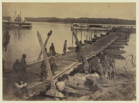 RECORD DATE NOT STATED Upper wharf, Belle Plain. Built by U.S.M.R.R. Construction Corps. No. 151, Title from item, Published in: Russell s Civil War photographs : 116 historic prints by Andrew J. Russell ; with a preface by Joe Buberger and Matthew Isenberg. New York : Dover Publications, c1982, no.18. Pontoon bridges, Virginia, 1860-1870, Railroad construction workers, Virginia, 1860-1870, United States, History, Civil War, 1861-1865, Transportation. Copyright: xpiemagsx civwarpietiff12032023-8606 !ACHTUNG AUFNAHMEDATUM GESCHÄTZT!