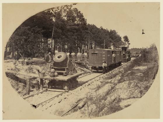 RECORD DATE NOT STATED Railroad mortar at Petersburg, Virginia, July 25, 1864. No. 304, Title from item, Published in: Russell s Civil War photographs : 116 historic prints by Andrew J. Russell ; with a preface by Joe Buberger and Matthew Isenberg. New York : Dover Publications, c1982, no. 28. Mortars (Ordnance), Virginia, Petersburg, 1860-1870, Railroad freight cars, American, Virginia, Petersburg, 1860-1870, United States, History, Civil War, 1861-1865, Transportation. Copyright: xpiemagsx civwarpietiff12032023-8583 !ACHTUNG AUFNAHMEDATUM GESCHÄTZT!