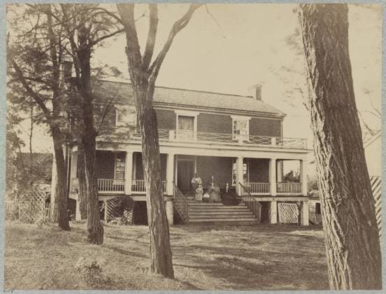 RECORD DATE NOT STATED McLean s House, Appomattox, Virginia, scene of General Lee s surrender , McLean s House, Appomattox Court-House (April 1865). No. 4158, Title from item, Illus. in: Gardner s photographic sketch book of the war Alexander Gardner. Washington, D.C. : Philp & Solomons, c1866 , v. II, pl. 99, Gift; Col. Godwin Ordway; 1948. United States, History, Civil War, 1861-1865, United States, Virginia, Appomattox. Copyright: xpiemagsx civwarpietiff12032023-11466 !ACHTUNG AUFNAHMEDATUM GESCHÄTZT!