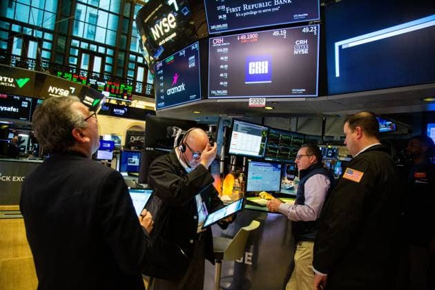 News Themen der Woche KW11 News Bilder des Tages USA, Handel an der Börse in New York (230313) -- NEW YORK, March 13, 2023 -- Traders work on the floor of the New York Stock Exchange (NYSE) in New York, the United States, on March 13, 2023. U.S. stocks ended mixed on Monday. The Dow fell 0.28 percent to 31,819.14, and the S&P 500 decreased 0.15 percent to 3,855.76, while the Nasdaq was up 0.45 percent to 11,188.84. (Photo by Xinhua) U.S.-NEW YORK-STOCKS MichaelxNagle 