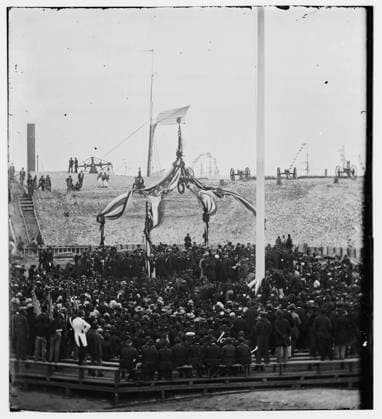 RECORD DATE NOT STATED Charleston, South Carolina. Flag-raising ceremony at Fort Sumter. (Generals Robert Anderson and Quincy A. Gillmore near the center of the photo preparing to raise the flag.). Civil war photographs, 1861-1865 . United States, History, Civil War, 1861-1865. Copyright: xpiemagsx civwarpietiff12032023-3554 !ACHTUNG AUFNAHMEDATUM GESCHÄTZT!