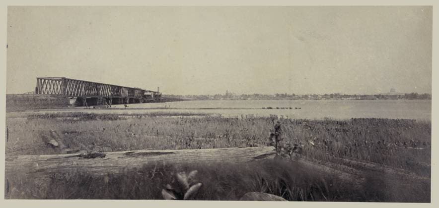 RECORD DATE NOT STATED Long Bridge, Washington, D.C.. No. 275, Title from item, Published in: Russell s Civil War photographs : 116 historic prints by Andrew J. Russell ; with a preface by Joe Buberger and Matthew Isenberg. New York : Dover Publications, c1982, no. 94. Railroad bridges, Virginia, 1860-1870, Coastlines, Virginia, 1860-1870, Long Bridge (Washington, D.C. and Va.), 1860-1870, United States, History, Civil War, 1861-1865, Transportation. Copyright: xpiemagsx civwarpietiff12032023-8666 !ACHTUNG AUFNAHMEDATUM GESCHÄTZT!