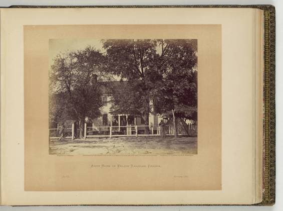 RECORD DATE NOT STATED Aiken house on Weldon Railroad, Virginia negative by J. Reekie, positive by A. Gardner.. Illus. in: Gardner s photographic sketch book of the war Alexander Gardner. Washington, D.C. : Philp & Solomons, c1866 , v. 2, no. 71, Copyright by A. Gardner, Title from item. Farmhouses, Virginia, 1860-1870, United States, History, Civil War, 1861-1865, Transportation, United States, History, Civil War, 1861-1865, Military personnel. Copyright: xpiemagsx civwarpietiff12032023-8734 !ACHTUNG AUFNAHMEDATUM GESCHÄTZT!