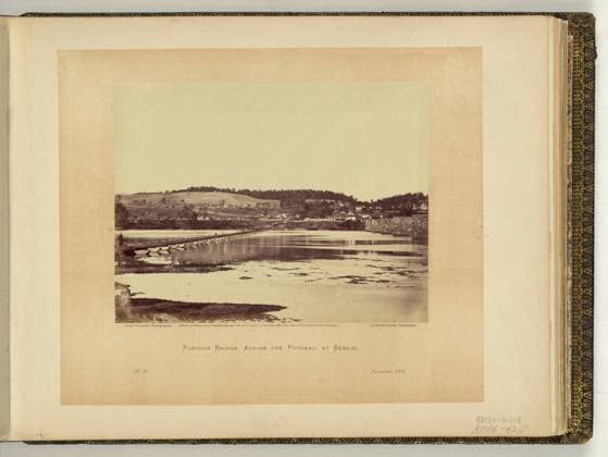 RECORD DATE NOT STATED Pontoon bridge across the Potomac, at Berlin Alex. Gardner, photographer.. Illus. in: Gardner s photographic sketch book of the war Alexander Gardner. Washington, D.C. : Philp & Solomons, c1866 , v. 1, no. 25, Copyright by A. Gardner, Title from item. Pontoon bridges, Virginia, 1860-1870, Rivers, Virginia, 1860-1870, Potomac River, 1860-1870, United States, History, Civil War, 1861-1865, Transportation. Copyright: xpiemagsx civwarpietiff12032023-8697 !ACHTUNG AUFNAHMEDATUM GESCHÄTZT!