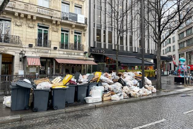 Frankreich, Streik bei der MÃ¼llabfuhr in Paris FRANCE, PARIS - MARCH 14, 2023: Overflowing garbage bins are pictured in a street in Paris. Trash is piled in Parisian streets as garbage collectors are on strike over pension reform. Arina Lebedeva TASS  57863500