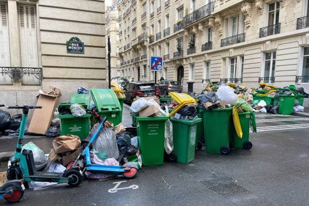 Frankreich, Streik bei der MÃ¼llabfuhr in Paris FRANCE, PARIS - MARCH 14, 2023: Overflowing garbage bins are pictured in a street in Paris. Trash is piled in Parisian streets as garbage collectors are on strike over pension reform. Arina Lebedeva TASS  57863517