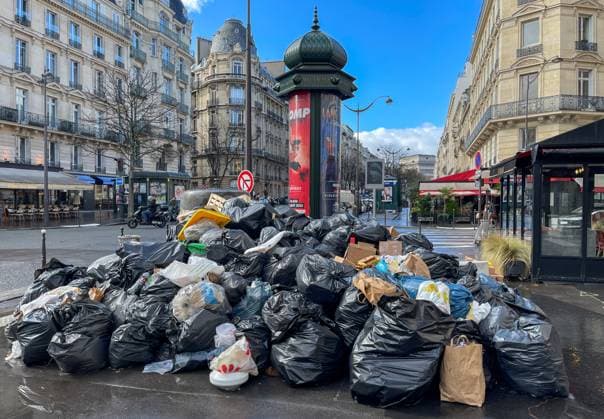 Frankreich, Streik bei der MÃ¼llabfuhr in Paris FRANCE, PARIS - MARCH 14, 2023: Garbage bags are pictured in a street in Paris. Trash is piled in Parisian streets as garbage collectors are on strike over pension reform. Arina Lebedeva TASS  57863507