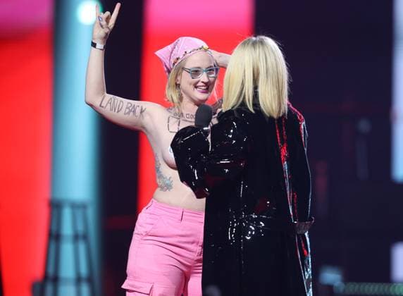 Entertainment Themen der Woche KW11 Juno Awards in Edmonton - Nacktprotest bei Avril Lavigne Auftritt March 13, 2023, EDMONTON, AB, CANADA: Avril Lavigne confronts a topless protester as she presents during the Junos Monday, March 13, 2023. EDMONTON CANADA  - ZUMAc35_ 20230313_zaf_c35_273 Copyright: xTimothyxMatweyx