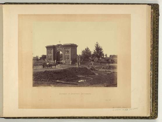 RECORD DATE NOT STATED Gateway of cemetery, Gettysburg negative by T.H. O Sullivan; positive by A Gardner.. Illus. in: Gardner s photographic sketch book of the war Alexander Gardner. Washington, D.C. : Philp & Solomons, c1866 , v. 1, no. 39, Copyright by A. Gardner, Title from item. Soldiers National Cemetery (Gettysburg, Pa.), 1860-1870, Gatehouses, Pennsylvania, Gettysburg, 1860-1870, Cemeteries, Pennsylvania, Gettysburg, 1860-1870, United States, History, Civil War, 1861-1865, Cemeteries, Union. Copyright: xpiemagsx civwarpietiff12032023-8706 !ACHTUNG AUFNAHMEDATUM GESCHÄTZT!