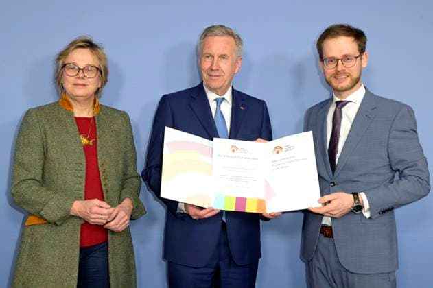 Eva Maria Welskop Deffaa, Christian Wulff and Matthias Slunitschek at the press conference Hier klingt s mir gut the nationwide project for more participation in music in the House of the Federal Press Conference Berlin, 14 03 2023 Foto:xF.xKernx xFuturexImage