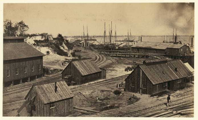 RECORD DATE NOT STATED City Point R.R. Depot, looking toward Petersburg. No. 144, Title from item, Published in: Russell s Civil War photographs : 116 historic prints by Andrew J. Russell ; with a preface by Joe Buberger and Matthew Isenberg. New York : Dover Publications, c1982, no. 31. Railroad stations, Virginia, Hopewell, 1860-1870, United States, History, Civil War, 1861-1865, Transportation, City Point (Hopewell, Va.), 1860-1870. Copyright: xpiemagsx civwarpietiff12032023-8565 !ACHTUNG AUFNAHMEDATUM GESCHÄTZT!