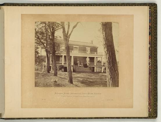 RECORD DATE NOT STATED McLean s House, Appomattox Court-House, Virginia where the capitulation was signed between Generals Grant and Lee negative by T.H. O Sullivan, positive by A. Gardner.. Illus. in: Gardner s photographic sketch book of the war Alexander Gardner. Washington, D.C. : Philp & Solomons, c1866 , v. 2, no. 99, Copyright by A. Gardner, Title from item. McLean House (Appomattox County, Va.), 1860-1870, Houses, Virginia, Appomattox County, 1860-1870, United States, History, Civil War, 1861-1865, Surrenders, Confederate. Copyright: xpiemagsx civwarpietiff12032023-8758 !ACHTUNG AUFNAHMEDATUM GESCHÄTZT!