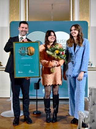 STOCKHOLM 230314 Aid and Foreign Trade Minister Johan Forssell awards the governments music export prize for 2022 to First Aid Kit, sisters Klara and Johanna Söerberg, in the Bla Salongen at the Ministry of Foreign Affairs Stockholm Sweden POL x12150x,  Copyright: xCaisaxRasmussenx xTTx MUSIKEXPORTPRISET TTABB0000000000170110