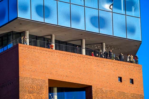 Plaza of the Elbphilharmonie in the Hafencity of Hamburg, Germany, Europe ** NUR FUER REDAKTIONELLE ZWECKE ** EDITORIAL USE ONLY **