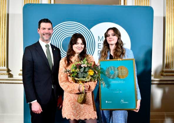 STOCKHOLM 230314 Aid and Foreign Trade Minister Johan Forssell awards the governments music export prize for 2022 to First Aid Kit, sisters Klara and Johanna Söderberg, in the Bla Salongen at the Ministry of Foreign Affairs Stockholm Sweden POL x12150x,  Copyright: xCaisaxRasmussenx xTTx MUSIKEXPORTPRISET TTABB0000000000170122