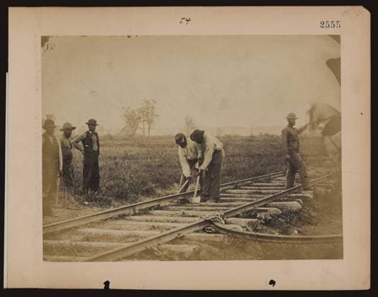 RECORD DATE NOT STATED Military railroad operations in northern Virginia: African American laborers working on rail. Forms part of Civil War photos, military construction and transportation in Northern Virginia and elsewhere United States Military Railway Department . United States, History, Civil War, 1861-1865, African-Americans, United States, History, Civil War, 1861-1865, Transportation. Copyright: xpiemagsx civwarpietiff12032023-8527 !ACHTUNG AUFNAHMEDATUM GESCHÄTZT!