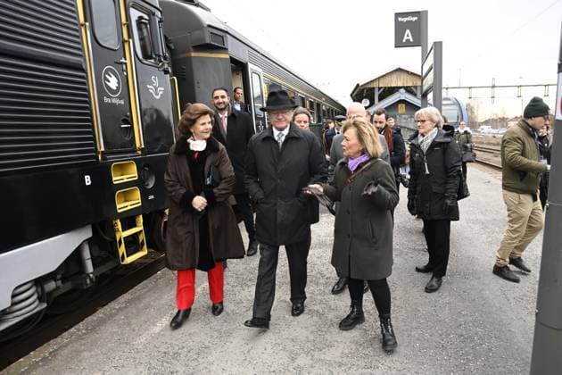 NYKÖPING 20230209 Landshövding Beatrice Ask möter kungaparet när de ankommer till Nyköpings tagstation. Kung Carl XVI Gustaf firar 50 ar pa tronen. Med anledning av jubileumsaret besöker Kungen och drottning Silvia samtliga 21 län i Sverige med start i Södermanlands län. Nyköping Sverige x10080x *** NYKÖPING 20230209 Governor Beatrice Ask meets the royal couple when they arrive at Nyköpings tag station King Carl XVI Gustaf celebrates 50 years on the throne On the occasion of the jubilee year, the King and Queen Silvia visit all 21 counties in Sweden starting in Södermanland county Nyköping Sweden x10080x,  Copyright: xFredrikxSandberg TTx KUNGAPARET BESÖKER NYKÖPING TTABB0000000000158711