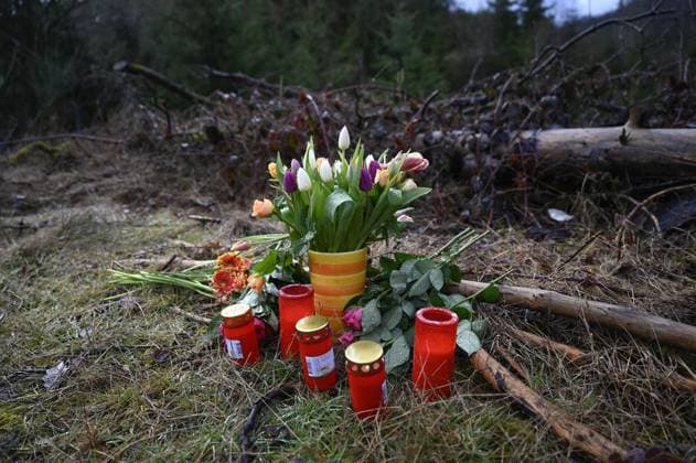 News Themen der Woche KW11 News Bilder des Tages Getötetes Mädchen Luise *** NUR FÜR REDAKTIONELLE ZWECKE *** EDITORIAL USE ONLY ***<p>Getötetes Mädchen Luise am 14.03.2022 in Freudenberg. Fundort der Leiche, Blumen und Kerzen wurden abgelegt Deutschland NRW Freudenberg Copyright: AndreasxBuck *** Killed girl Luise FOR EDITORIAL PURPOSES ONLY EDITORIAL USE ONLY p Killed girl Luise on 14 03 2022 in Freudenberg Place where the body was found, flowers and candles were laid Germany NRW Freudenberg Copyright AndreasxBuck Copyright: AndreasxBuck doc7pbwy83rgu01c3nq5bl5 ,EDITORIAL USE ONLY