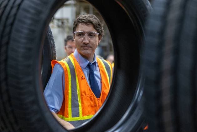 News Bilder des Tages March 14, 2023, Bridgewater, NS, CANADA: Prime Minister Justin Trudeau inspects a tire on the production line at the Michelin plant in Bridgewater, N.S., Tuesday, March 14, 2023. Bridgewater CANADA  - ZUMAc35_ 20230314_zaf_c35_033 Copyright: xRileyxSmithx