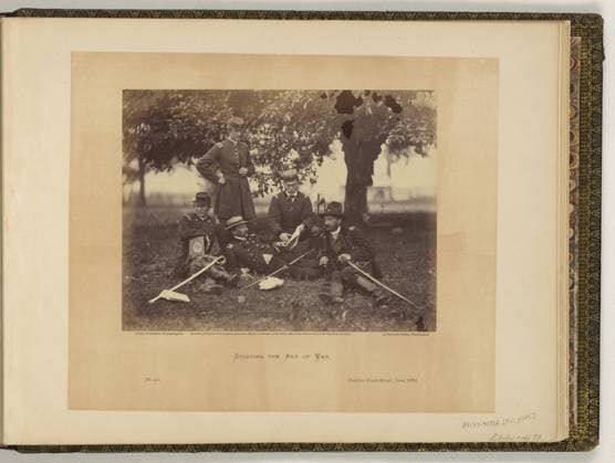 RECORD DATE NOT STATED Studying the art of war Alex. Gardner, photographer.. Illus. in: Gardner s photographic sketch book of the war Alexander Gardner. Washington, D.C. : Philp & Solomons, c1866 , v. 1, no. 45, Copyright by A. Gardner, Title from item. Dahlgren, Ulric, 1842-1864, Military officers, Virginia, 1860-1870, United States, History, Civil War, 1861-1865, Military personnel, Union. Copyright: xpiemagsx civwarpietiff12032023-8711 !ACHTUNG AUFNAHMEDATUM GESCHÄTZT!