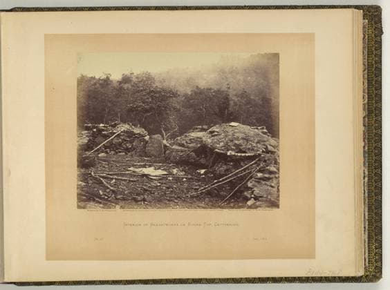 RECORD DATE NOT STATED Interior of breastworks on Round Top, Gettysburg negative by T.H. O Sullivan; positive by A Gardner.. Illus. in: Gardner s photographic sketch book of the war Alexander Gardner. Washington, D.C. : Philp & Solomons, c1866 , v. 1, no. 38, Copyright by A. Gardner, Title from item. Forts & fortifications, Pennsylvania, Gettysburg, 1860-1870, United States, History, Civil War, 1861-1865, Military facilities, Union. Copyright: xpiemagsx civwarpietiff12032023-8705 !ACHTUNG AUFNAHMEDATUM GESCHÄTZT!