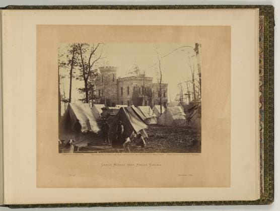 RECORD DATE NOT STATED Castle Murray, near Auburn, Virginia negative by T.H. O Sullivan. positive by A. Gardner.. Illus. in: Gardner s photographic sketch book of the war Alexander Gardner. Washington, D.C. : Philp & Solomons, c1866 , v. 1, no. 47, Copyright by A. Gardner, Title from item. Tents, Virginia, 1860-1870, Dwellings, Virginia, 1860-1870, United States, History, Civil War, 1861-1865, Military facilities, Union, Virginia. Copyright: xpiemagsx civwarpietiff12032023-8713 !ACHTUNG AUFNAHMEDATUM GESCHÄTZT!