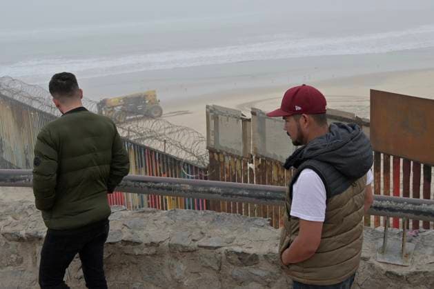 Tijuana, Bauarbeiten an Grenz-Zaun zwischen den USA und Mexiko March 14, 2023, Tijuana, Baja California, Mexico: A new border fence construction has begun at the U.S.-Mexico border on Tuesday, March 14, 2023 that will replace existing fencing at the Friendship Park San Diego-Tijuana area, which for years the park has served as a meeting point between the two cities for those families unable to reunite due to their immigration status. ..The border replacement project will cover several miles of fence that divides Mexico and California, which began under the Trump Administration. The construction is expected to last six months to completion. The fencing installed will be a 30-foot and 18-foot tall section barriers. Tijuana Mexico - ZUMAm180 20230314_zip_m180_015 Copyright: xCarlosxA.xMorenox
