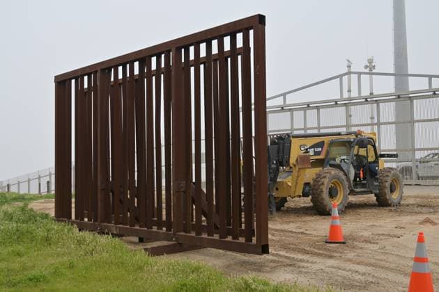 Tijuana, Bauarbeiten an Grenz-Zaun zwischen den USA und Mexiko March 14, 2023, Tijuana, Baja California, Mexico: A new border fence construction has begun at the U.S.-Mexico border on Tuesday, March 14, 2023 that will replace existing fencing at the Friendship Park San Diego-Tijuana area, which for years the park has served as a meeting point between the two cities for those families unable to reunite due to their immigration status. ..The border replacement project will cover several miles of fence that divides Mexico and California, which began under the Trump Administration. The construction is expected to last six months to completion. The fencing installed will be a 30-foot and 18-foot tall section barriers. Tijuana Mexico - ZUMAm180 20230314_zip_m180_013 Copyright: xCarlosxA.xMorenox