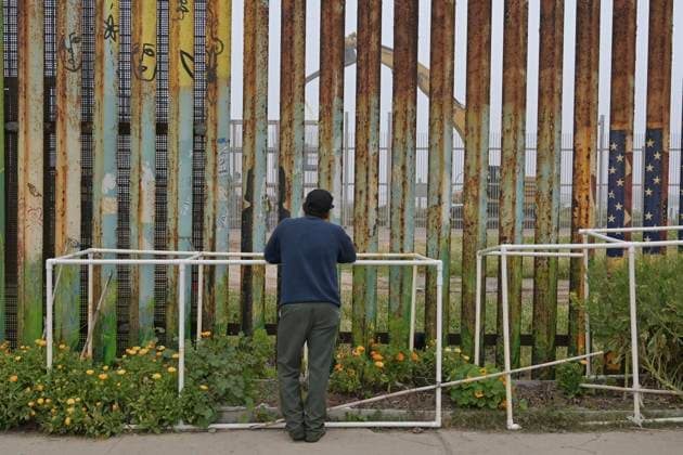 Tijuana, Bauarbeiten an Grenz-Zaun zwischen den USA und Mexiko March 14, 2023, Tijuana, Baja California, Mexico: A new border fence construction has begun at the U.S.-Mexico border on Tuesday, March 14, 2023 that will replace existing fencing at the Friendship Park San Diego-Tijuana area, which for years the park has served as a meeting point between the two cities for those families unable to reunite due to their immigration status. ..The border replacement project will cover several miles of fence that divides Mexico and California, which began under the Trump Administration. The construction is expected to last six months to completion. The fencing installed will be a 30-foot and 18-foot tall section barriers. Tijuana Mexico - ZUMAm180 20230314_zip_m180_019 Copyright: xCarlosxA.xMorenox