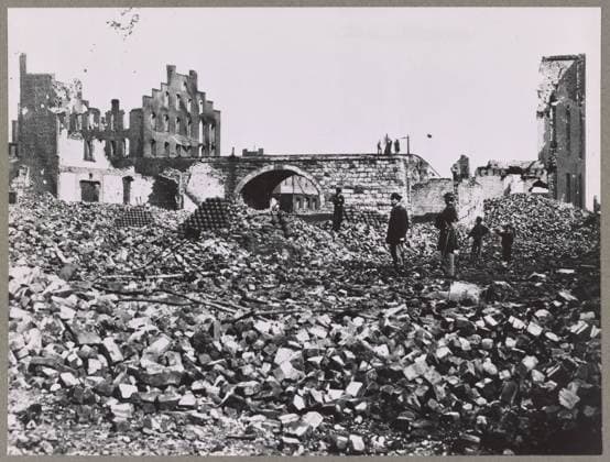 RECORD DATE NOT STATED The ruins of Richmond, Virginia 1865. No. B466, Title from item, Caption continues: (US Army Signal Corps Brady photographs catalogue, 1921, no. B-466. FSA copy negative no. 40480-ZA, after a photographer working under the direction of Matthew B. Brady (i.e. Mathew), See also: LOT 11486-A, no. 9. United States, History, Civil War, 1861-1865, Destruction & pillage, United States, Virginia, Richmond. Copyright: xpiemagsx civwarpietiff12032023-11344 !ACHTUNG AUFNAHMEDATUM GESCHÄTZT!