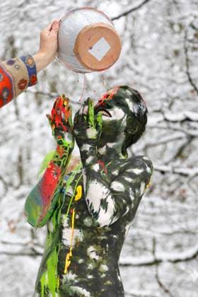 Bodyart forest splash performance with model Julia on a forest clearing Holtensen, 14 03 2023 BodyArt artist Jörg Düsterwald Foto:xT.xSkupinx xFuturexImage