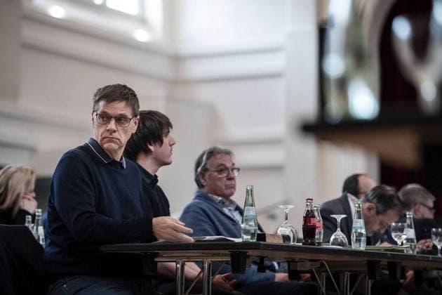 <p>Reportage über Oliver Ruhnert: Der Manager der Überraschungsmannschaft der Fußball-Bundesliga Union Berlin ist nebenbei noch Lokalpolitiker für die Linken und Schiedsrichter in der Kreisliga A. Wir begleiten ihn - dieses Mal zur Ratssitzung in Iserlohn. Deutschland NRW Iserlohn Copyright: FabianxStrauch
