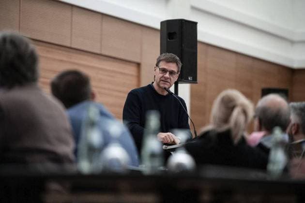 <p>Reportage über Oliver Ruhnert: Der Manager der Überraschungsmannschaft der Fußball-Bundesliga Union Berlin ist nebenbei noch Lokalpolitiker für die Linken und Schiedsrichter in der Kreisliga A. Wir begleiten ihn - dieses Mal zur Ratssitzung in Iserlohn. Deutschland NRW Iserlohn Copyright: FabianxStrauch