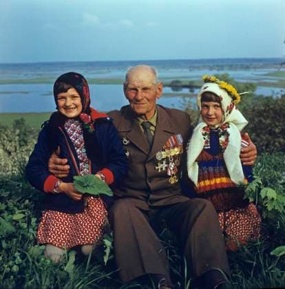 Great Patriotic War veteran Mitrofan Vetokha 8389160 13.05.1984 Ukrainian SSR> Mitrofan Vetokha from Mezin, participant in the liberation of Poland and Great Patriotic War veteran, with his granddaughters. Chernihiv region Ukraine  Copyright: xx