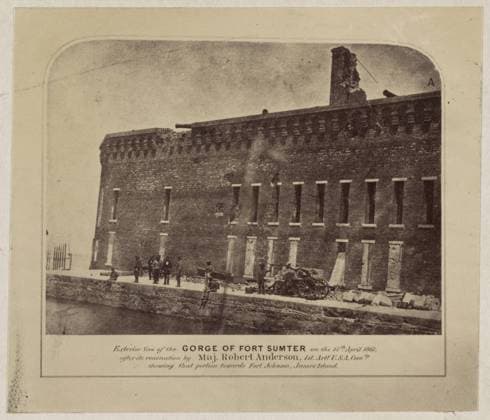 RECORD DATE NOT STATED Exterior view of the gorge of Fort Sumter on the 14th, April 1861 after its evacuation by Maj. Robert Anderson, 1st Arty. U.S.A. Comdg showing that portion towards Fort Johnson, James Island. Title from item, Mounted with two other photographs, Photograph is possibly half of a stereograph pair, Letter A is noted in top right corner of negative, Photograph was later used as the source for a lithograph with the same title which was included in the Atlas to accompany the official records of the Union and Confederate Armies by G. T. Beauregard in 1895. Forts & fortifications, South Carolina, Charleston, 1860-1870, War damage, South Carolina, Charleston, 1860-1870, Fort Sumter (Charleston, S.C.), 1860-1870, United States, History, Civil War, 1 Copyright: xpiemagsx civwarpietiff12032023-11528 !ACHTUNG AUFNAHMEDATUM GESCHÄTZT!