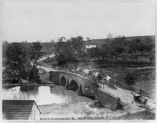 RECORD DATE NOT STATED Antietam bridge, Maryland Alex. Gardner, photographer.. Copyright by A. Gardner, Illus. in: Gardner s photographic sketch book of the war Alexander Gardner. Washington, D.C. : Philp & Solomons, 1865-66 , v. 1, no. 19. Antietam, Battle of, Md, 1862, Stone bridges, Maryland, Antietam, 1860-1870, Carriages & coaches, Maryland, Antietam, 1860-1870, Covered wagons, Maryland, Antietam, 1860-1870, United States, History, Civil War, 1861-1865. Copyright: xpiemagsx civwarpietiff12032023-1268 !ACHTUNG AUFNAHMEDATUM GESCHÄTZT!