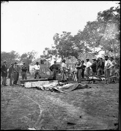 RECORD DATE NOT STATED Fredericksburg, Virginia Burial of Union soldiers. Civil war photographs, 1861-1865 , Selected Civil War Photographs, 1861-1865. United States, History, Civil War, 1861-1865, Wilderness, Battle of the, Va, 1864, Funeral rites & ceremonies, United States, Virginia, Fredericksburg. Copyright: xpiemagsx civwarpietiff12032023-18247 !ACHTUNG AUFNAHMEDATUM GESCHÄTZT!
