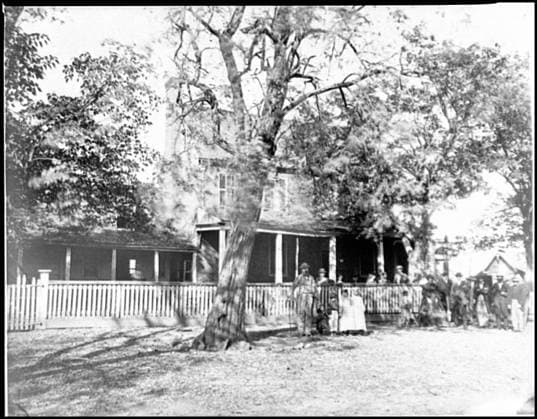 RECORD DATE NOT STATED Appomattox Court House, Virginia Civilians in front of the hotel. Civil war photographs, 1861-1865 , Selected Civil War Photographs, 1861-1865. United States, History, Civil War, 1861-1865, Petersburg (Va.), History, Siege, 1864-1865, Hotels, United States, Virginia, Appomattox Court House. Copyright: xpiemagsx civwarpietiff12032023-18410 !ACHTUNG AUFNAHMEDATUM GESCHÄTZT!